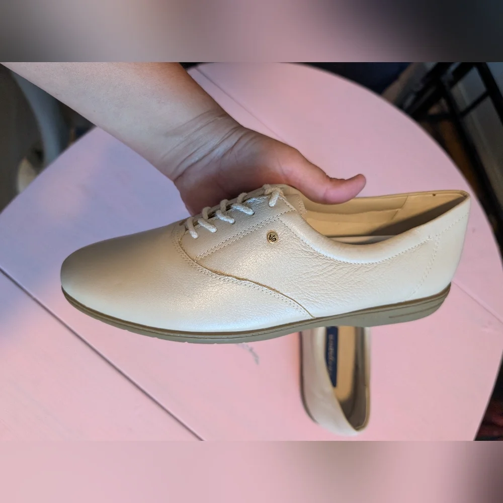 easy Spirit Cream Colored Loafers/Sneakers‎ Women's Cream Lace-Up Size 9